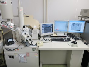 模擬デブリの組織観察を行う走査電子顕微鏡（日本核燃料開発）