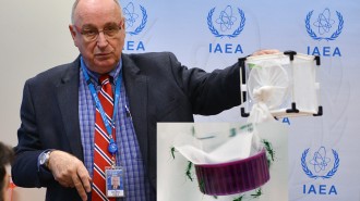 不妊虫放飼法について説明するマラバシ事務次長©Calma/IAEA