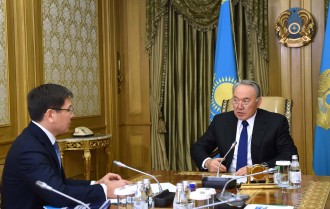カザトムプロム社の社長と会談するナザルバエフ大統領（＝右）©大統領府
