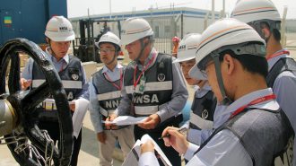 福島第一原子力発電所事故後の安全性改善状況などを審査するため、福建省の福清原子力発電所を訪れたＩＲＲＳチーム©中国ＮＮＳＡ