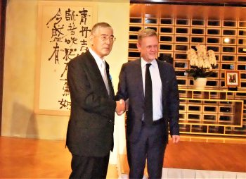 Toshikazu Hosoda, Chairman of the Chiyoda Technol Corporation(left) and Laurent Pic, French Ambassador to Japan(right)